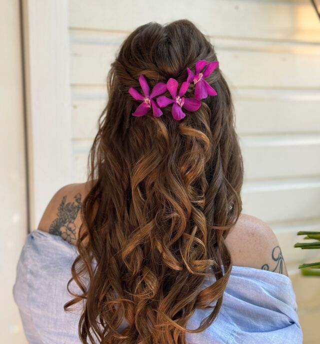 ✨TEAGAN✨ the orchids  in that gorgeous hair are perfect for a Key West wedding.🏝️ 🌸

•
•
•

#keywestbride #keyweswedding #studiomphairmakeup  #keywesthairandmakeup
#keywest
#keywestbridalhair  #floridakeyswedding 
#keywesthairstylist 
#keywesthairsalon
#keywestbride 
#keywestsalon