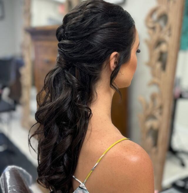 When your bride loves a ponytail but is torn between that and a half-up, half-down style, you do both! 😍

Alex, we can’t wait to see you again in the fall. 🫶🏻🤍

#keywestbride #keyweswedding #studiomphairmakeup  #keywesthairandmakeup
#keywest
#keywestbridalhair 
#floridakeyswedding 
#keywesthairstylist 
#keywesthairsalon 
#keywestsalon