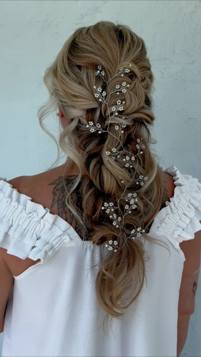 Ashley’s dreamy mermaid braid 🌊✨
Soft texture, endless dimension, and the prettiest lived-in waves woven all the way through. 

Obsessed with how romantic and effortless this style turned out 🤍

Key West humidity? She handled her beautifully 😍
@blueeye8londe 

•
•
#keywestbride 
#keywestwedding 
#keywesthairandmakeup 
#keywesthairsalon
#floridakeyswedding