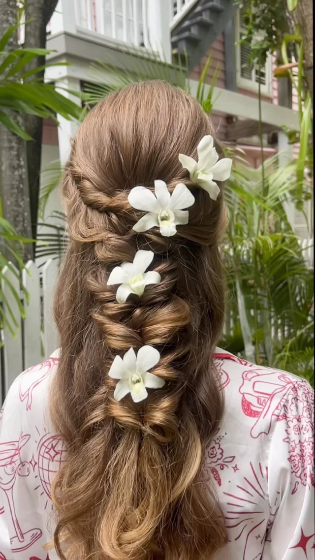 Catelyn’s only request during her consultation:

“Natural, pretty, and bridal.” 🤍

I think we delivered.

Also, adding multiple braids to her half up half down was such a fun change. 
Styled by Galina + Kim 🤍🤍

#weddingbouquetpreservation
#floridakeyswedding
#keywest
#keywestwedding
#keyweststyle